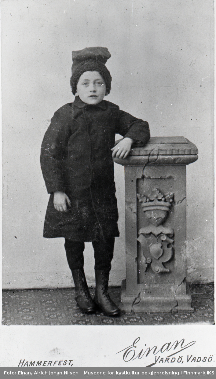 Ivar Jacobsen som gutt. Visittkort fra ca. 1897. Som voksen emigrerte han til Amerika (omkring 1917).