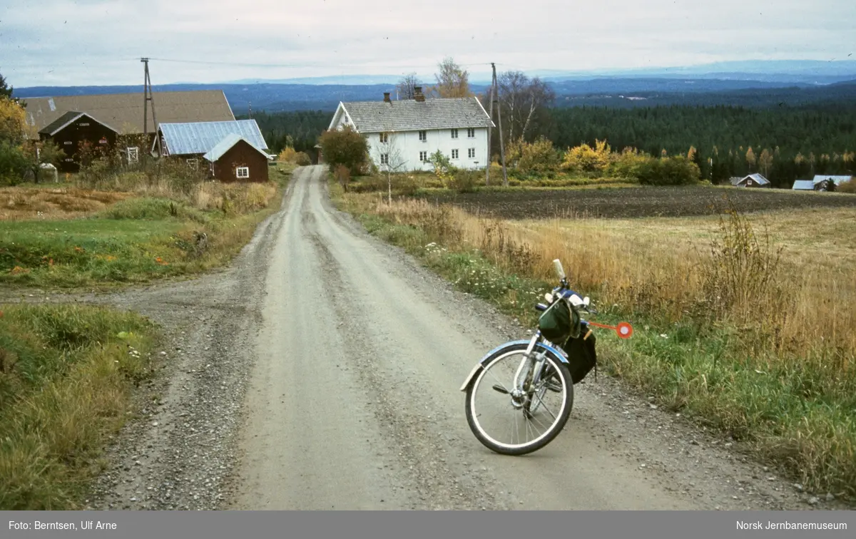 Med sykkel ved Skogbygda i Stange kommune