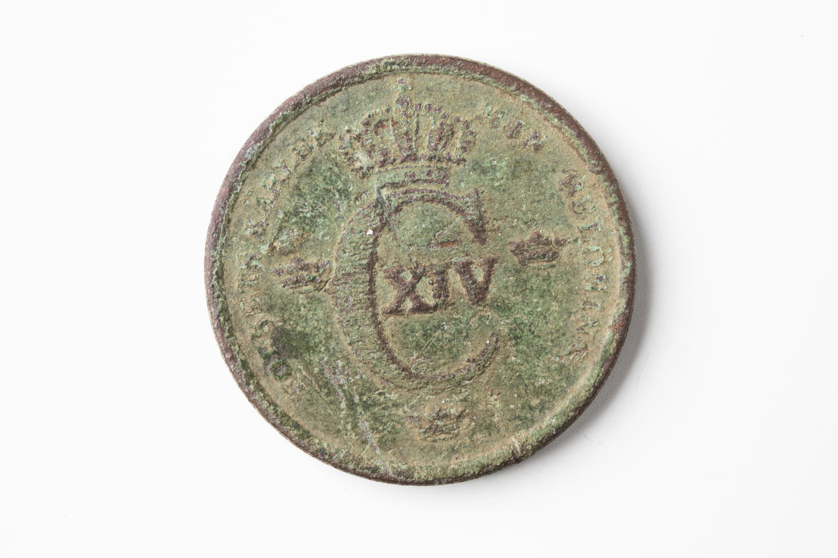 Kopparmynt, 1/3 skilling banco, Karl XIV Johan 1837. Metalldetektorfynd i matjorden söder om hus 9006.