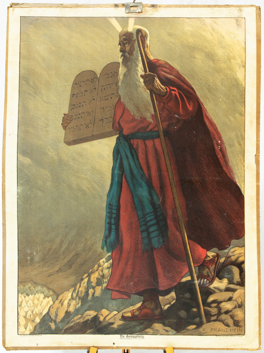 Mann med lyshorn går nedover en knaus bærende en tavle med tegn