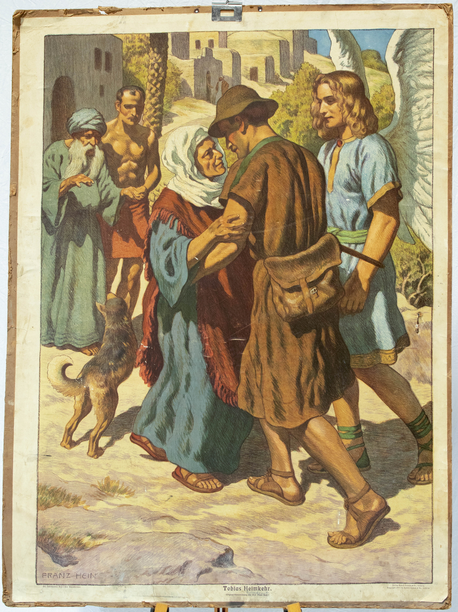 Mann og eldre Kvinne klemmer. En engel står veldig nærme. I bakgrunnen leker to menn med en hund.