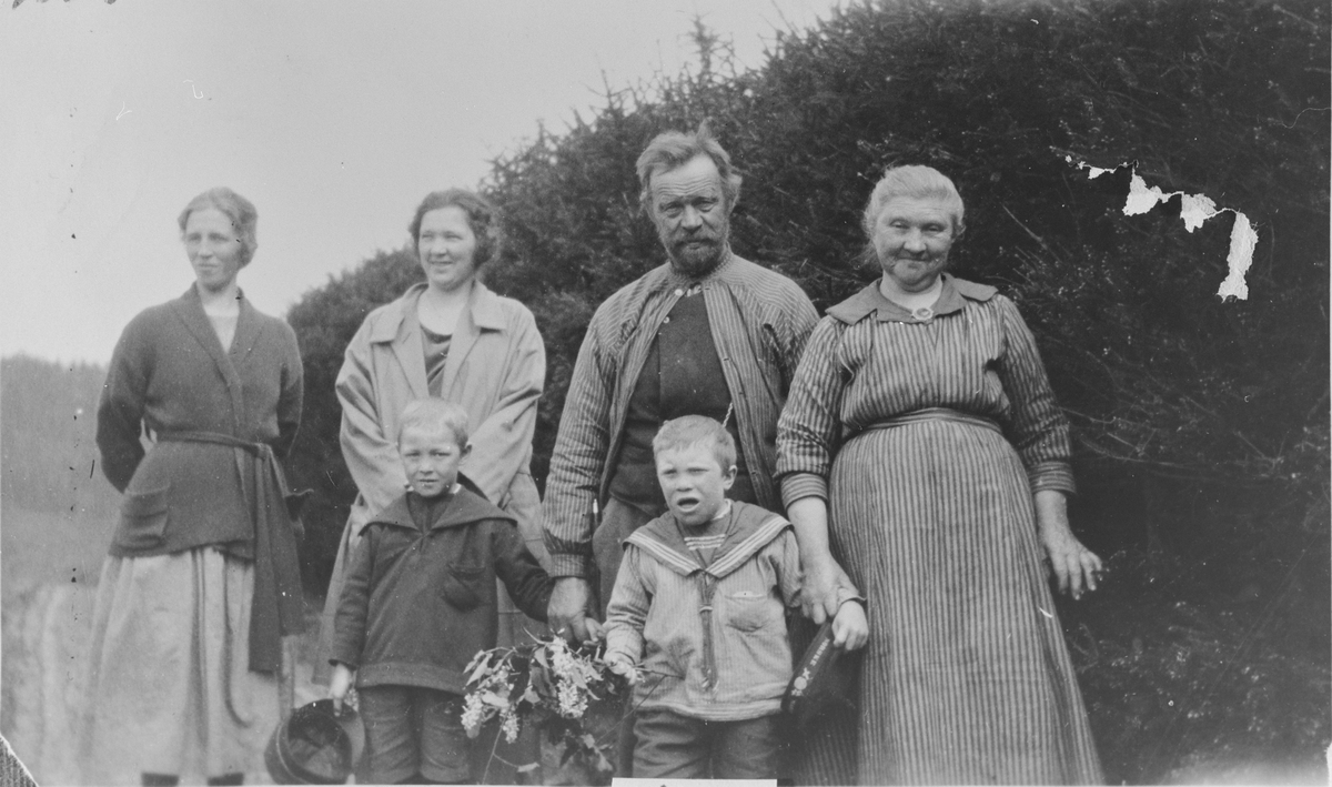 Barn og voksne på Søndre Bye, trolig 1920-årene. 