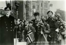 Kongefamilien 7. juni 1945. Her på Rådhustrappa