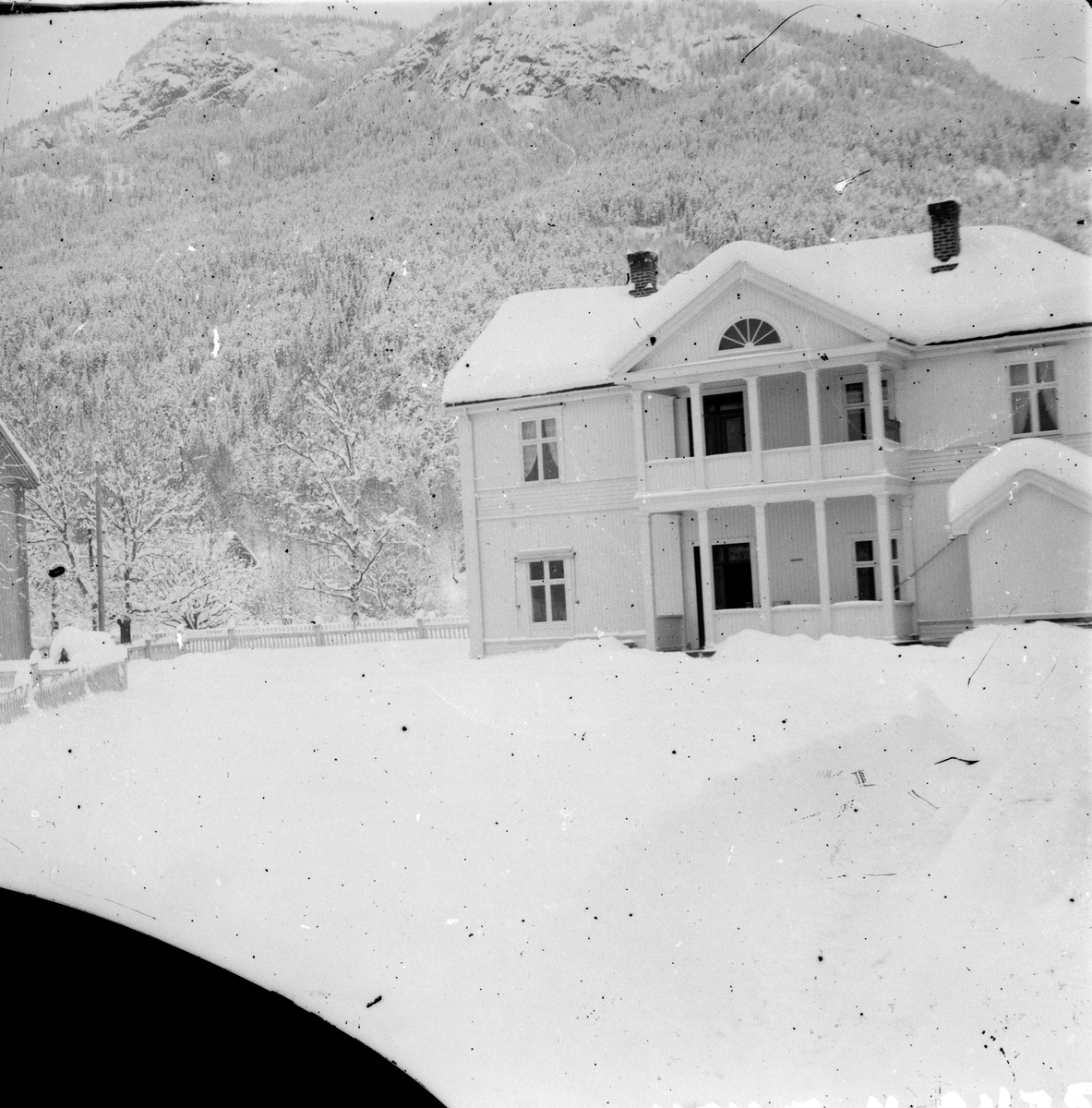 Bygning
&quot¤Hjørnegården&quot¤ (Berggården)  sett fra bakgården, vinterbilde.
