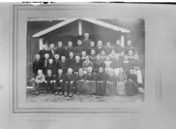 Skolebilde
Lærer Lødøen med elever ved Eidal skole i 1897. D