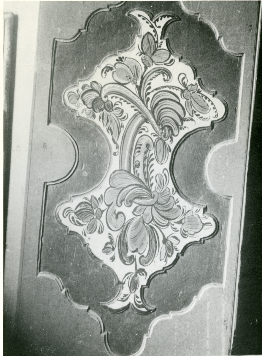 Framskap
Rosemalt speil i underskap hos Per Rese, Tuv. Malt av Thomas Luraas 1852.
