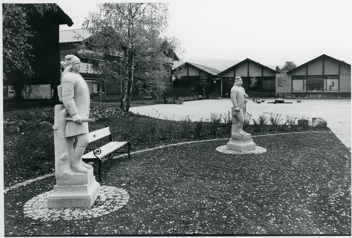 Del av torget i miljøsenteret/Garnåsparken. Dette ble åpnet av kronprinsesse Sonja høsten 1990.
