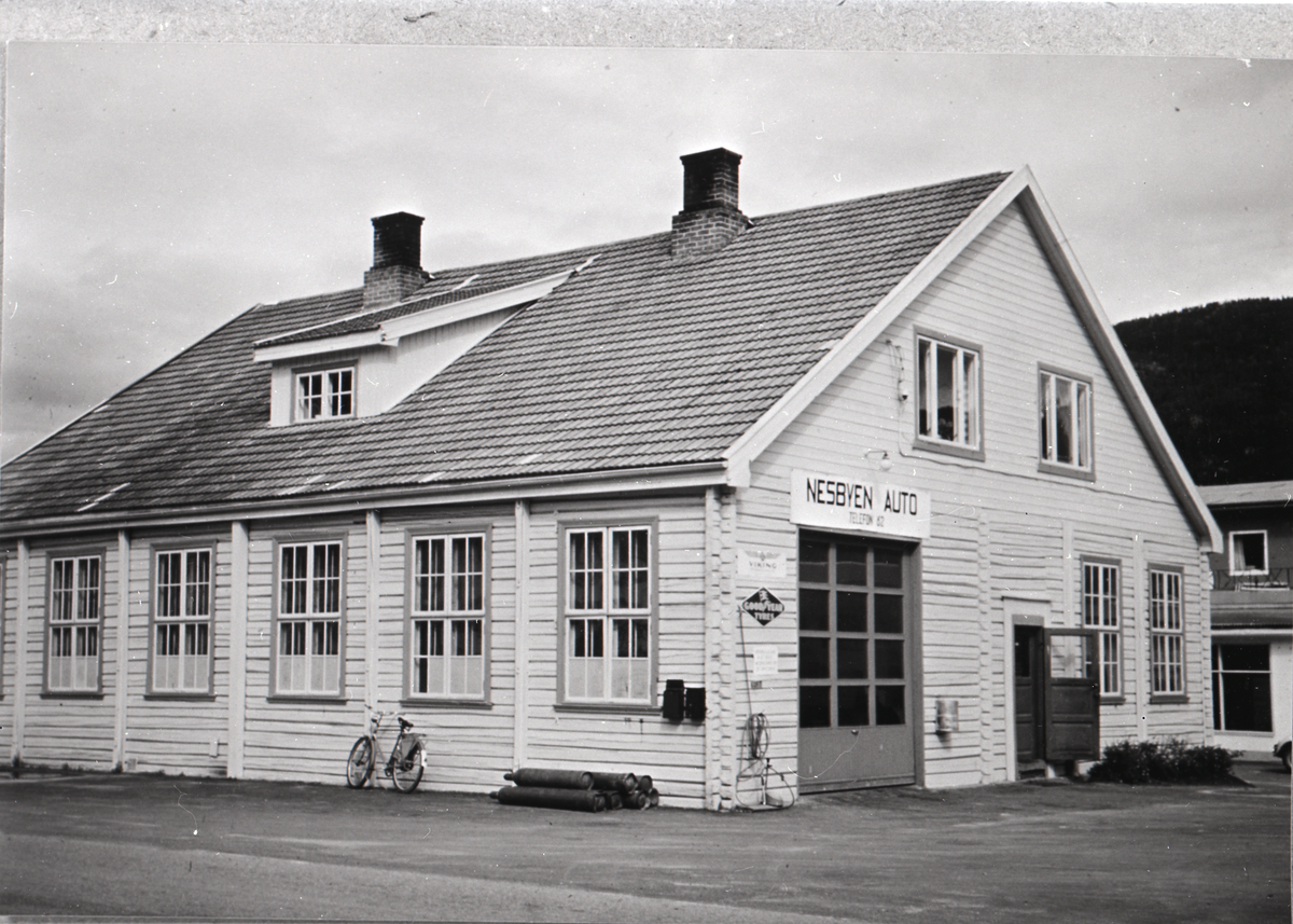 Nesbyen Mek. Verksted, seinere Nesbyen Auto. Dette bygget var først middelskole, men ble så i 1933 kjøpt av Johannes Nässelqvist som starta med bilverksted her.
