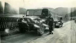 Karsten Mehlum ved lastebil. Tatt nedenfor Mehlum mot Børtne