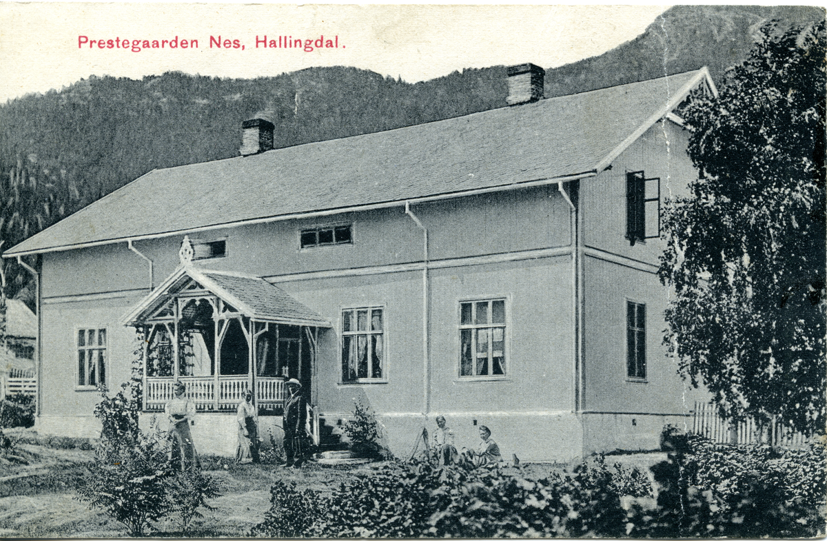 Prestegaarden i Næs. Prest i Nes fra 1894-1912, Sebastian Theodor Geelmuyden med familie.

