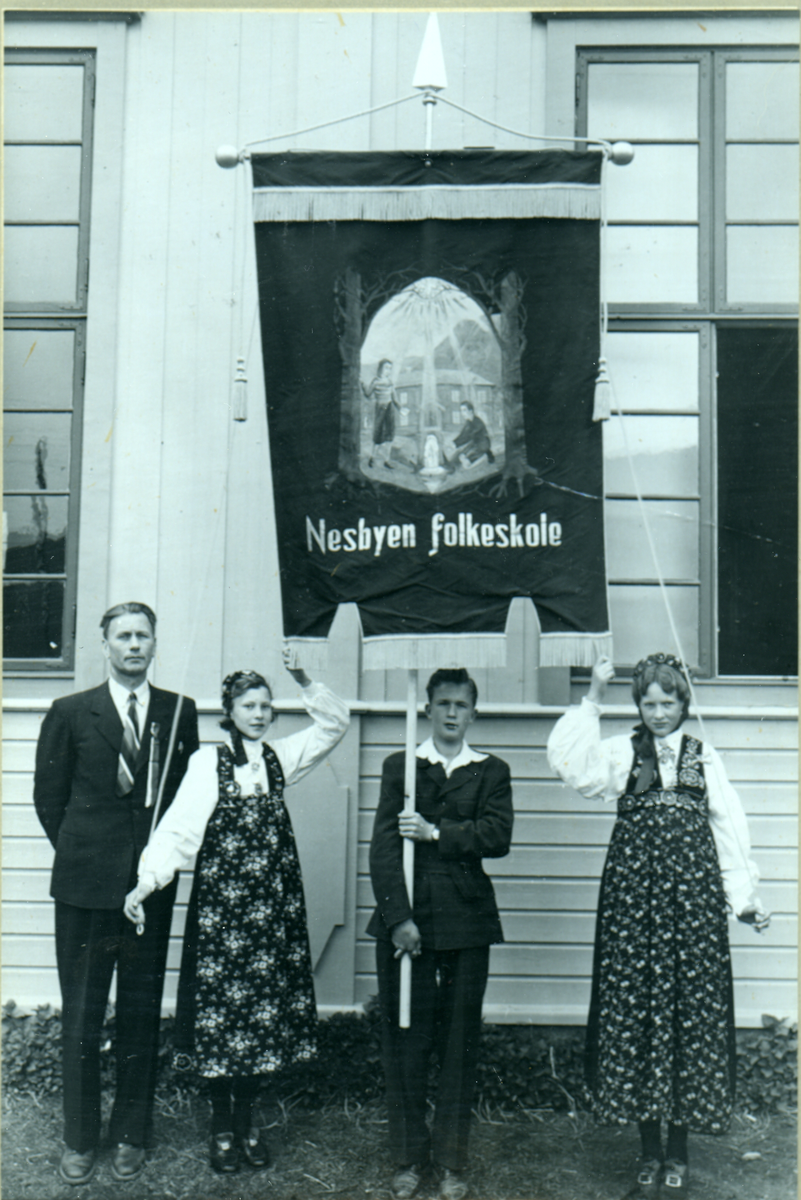 Skolefane
Ny skolefane 17.mai 1954. F.v. Ola Livgård, Olava Johanne Bæken, Kristian Sandanbråten og Ingebjørg Renslo.
