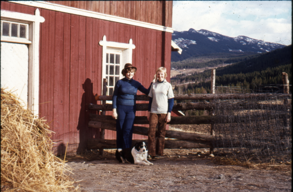 Låve
F.v. Signe Smette og Solveig Smette med hunden Zenti ved låveveggen i Øvre Børdalen.
