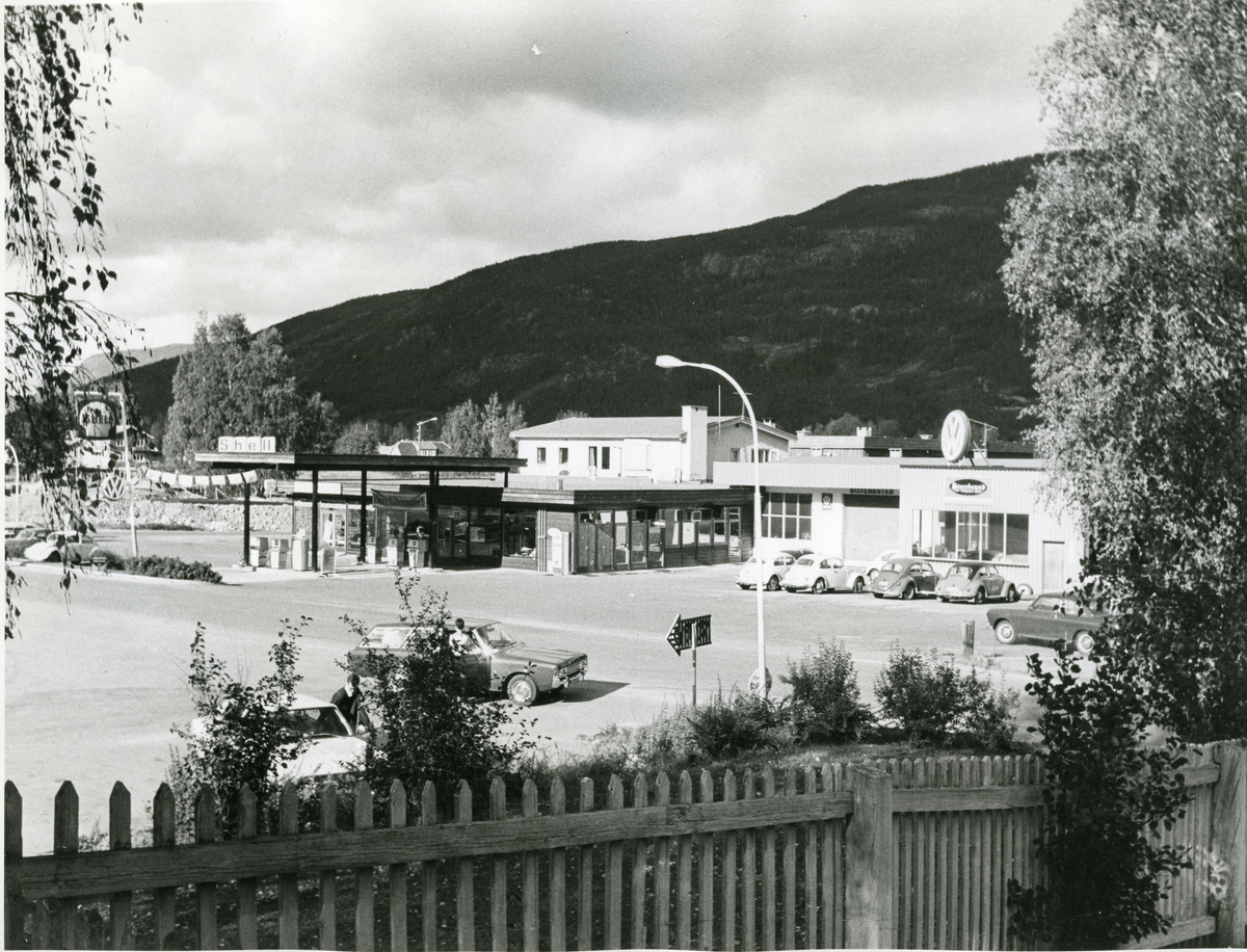 Bilverksted. Nesbyen Auto er bygd i flere etapper. 1959 lager, kontor, smøre- og vaskehall med leilighet på toppen. Verksted  i 1962 og oppretter i 1965, bensinstasjon i 1968 og salgshall i 1971.
