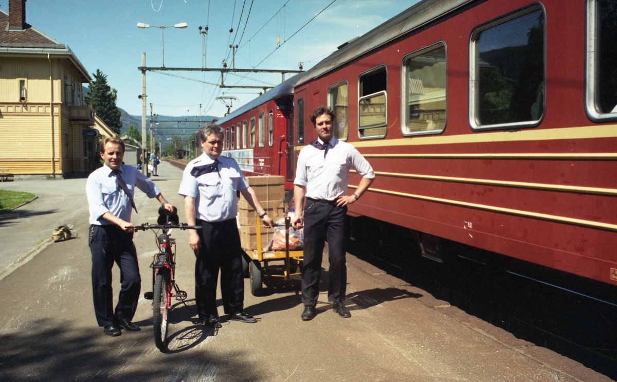 Jerbane. Personalet på Nesbyen stasjon arbeider dugnad på lørdager. Her ekspederer de reisegods på toget.  F.h. Leif Inge Reime, Gunnar Tollefsrud og  avdelingsleder Sigurd Dypedokk.
