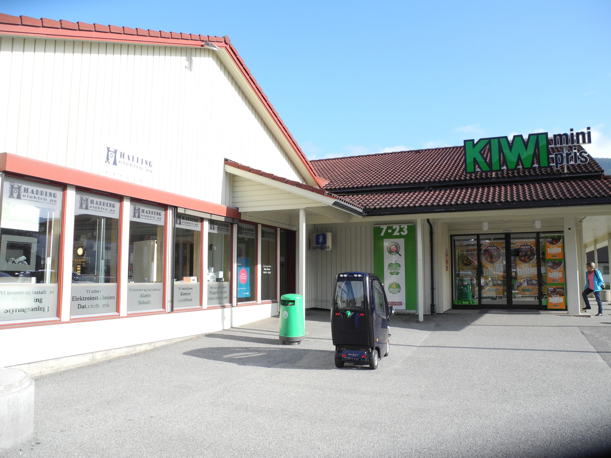 Butikker
Til venstre Hadding Elektro, Kiwi
