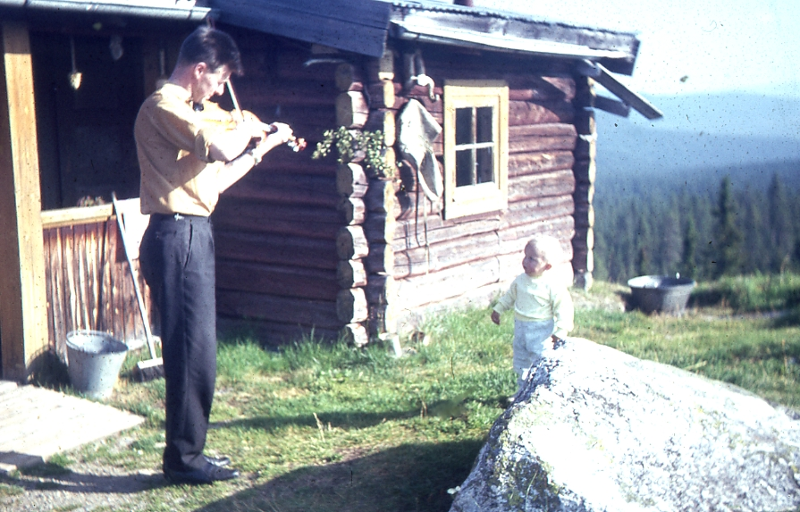 Nystølen på 60-tallet. Knut Myrann spiller og Terje Hanserud er ivrig lytter.
