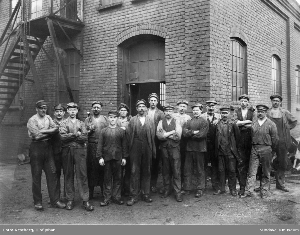 Gruppfoto med arbetare vid Svartviks sulfitfabrik.