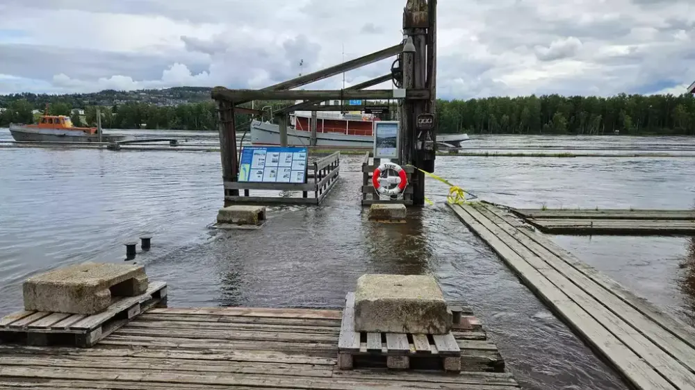 Foto av vann som står over brygge.