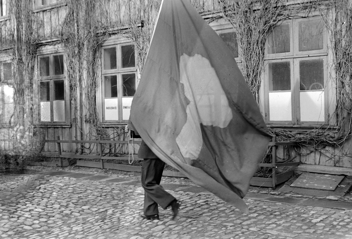 Bondeflagget i bakgården hos Fotograf Schrøder for Bygdeungdommen