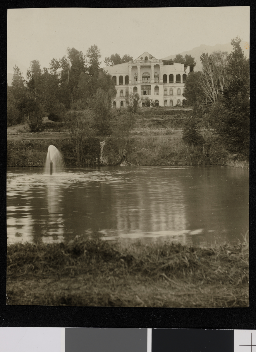 Villa ved en elv. Fotografi tatt av/ samlet inn av Elisabeth Meyer fra reise til Iran 1929.