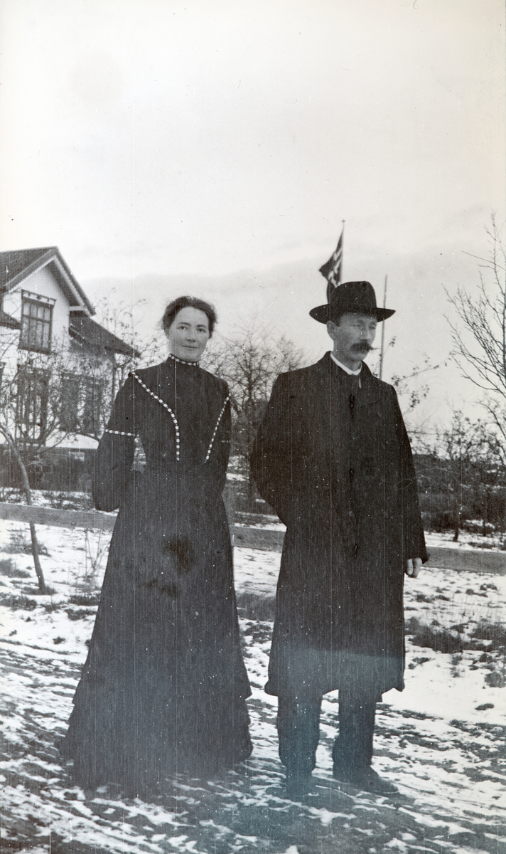 Aust-Agder, Arendal kommune, Rykene, Vestre Øyestad gård, Lille Øyestad, lærer Halvor Øiestad (1882-1970) og søster Antonie Børdahl (1877-1959)