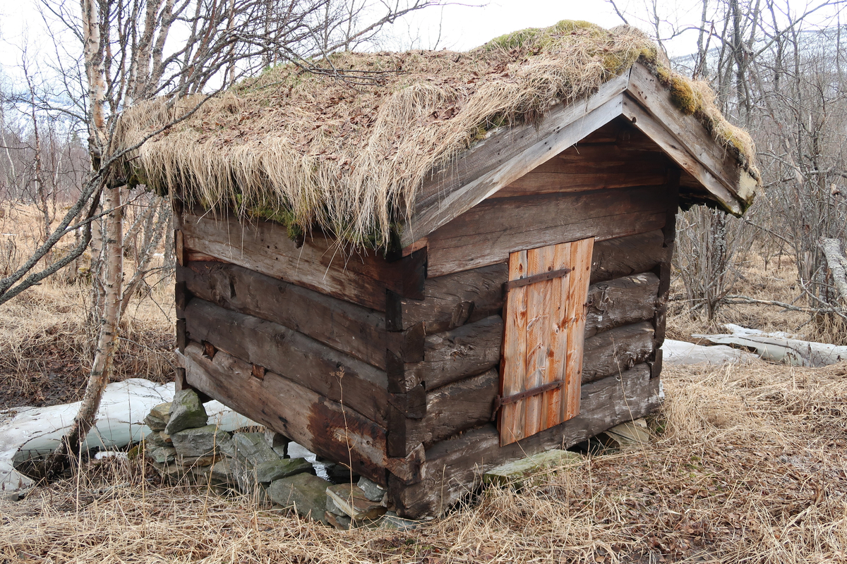 Bekkekvern som opprinnelig har stått på gården Kroken i Salangsdalen. Flyttet til Bardu Bygdetun i 1983. 