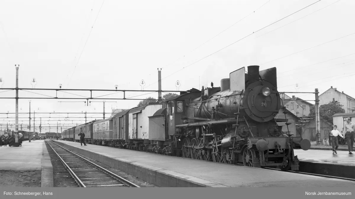 Damplokomotiv type 26a nr. 215 med persontog fra Oslo Ø til Trondheim, tog 301, på Hamar stasjon