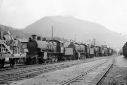 Utrangerte damplokomotiver på Bergen stasjon. Fra venstre 28