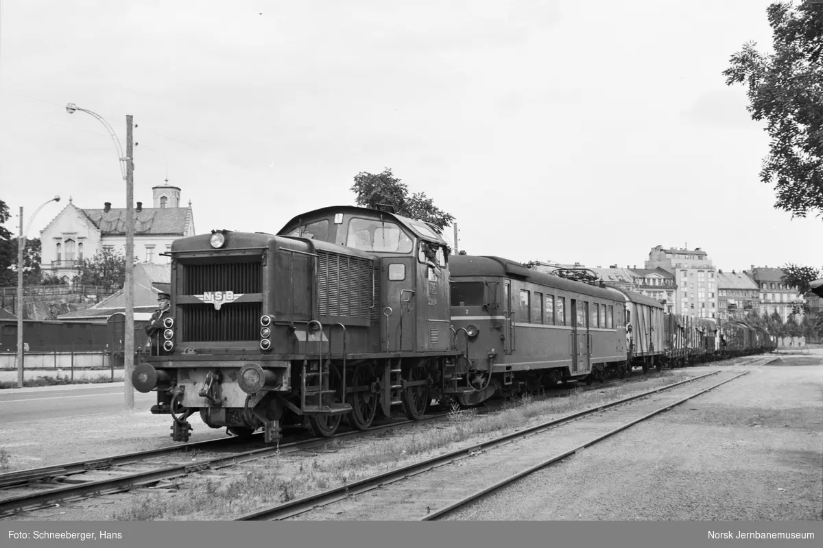 Diesellokomotiv Di 2 nr. 804 med godstog på Havnebanen i Oslo, her ved Filipstad. Bak til venstre NSBs tidligere generaldirektørbolig