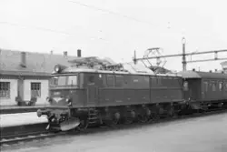 Elektrisk lokomotiv El 8 nr. 2057 med persontog på Drammen s