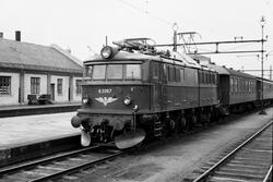 Elektrisk lokomotiv El 8 nr. 2067 med persontog på Drammen s