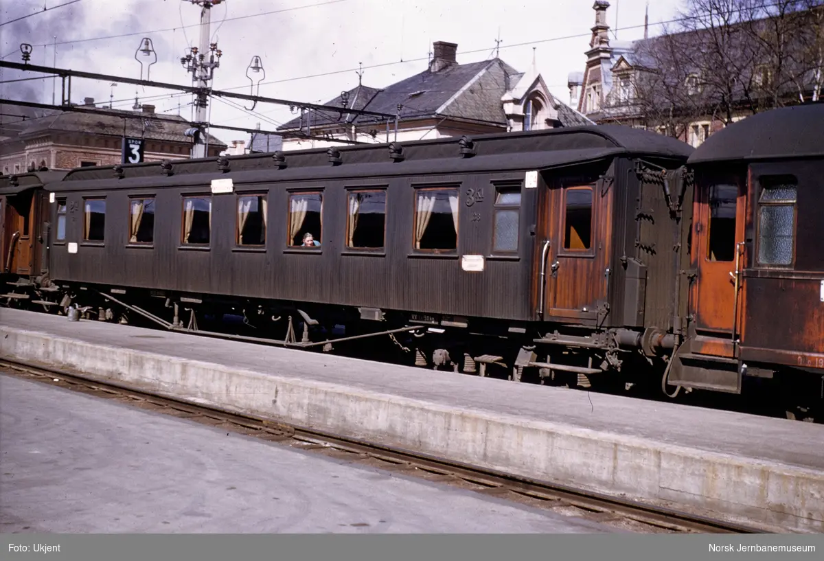 Personvogn litra BCo2b nr. 138 i hurtigtog til Trondheim, tog 401, på Hamar stasjon