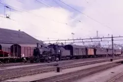 Damplokomotiv type 27a nr. 296 med persontog fra Rena kjører