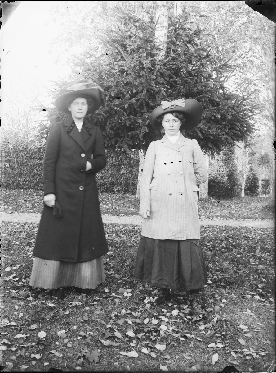 Två kvinnor i trädgård, Alunda, Uppland