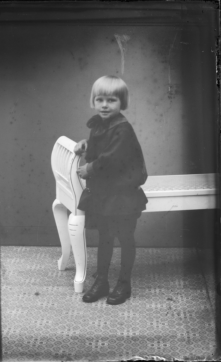 Ateljéporträtt - pojke, Alunda, Uppland