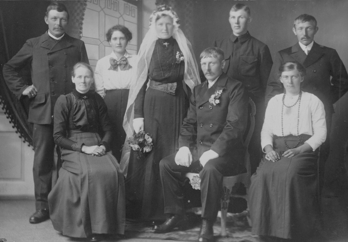 Brudeparet Alfred Laurits Storø og Johanna Marie Børø sammen med familie/brudefølget