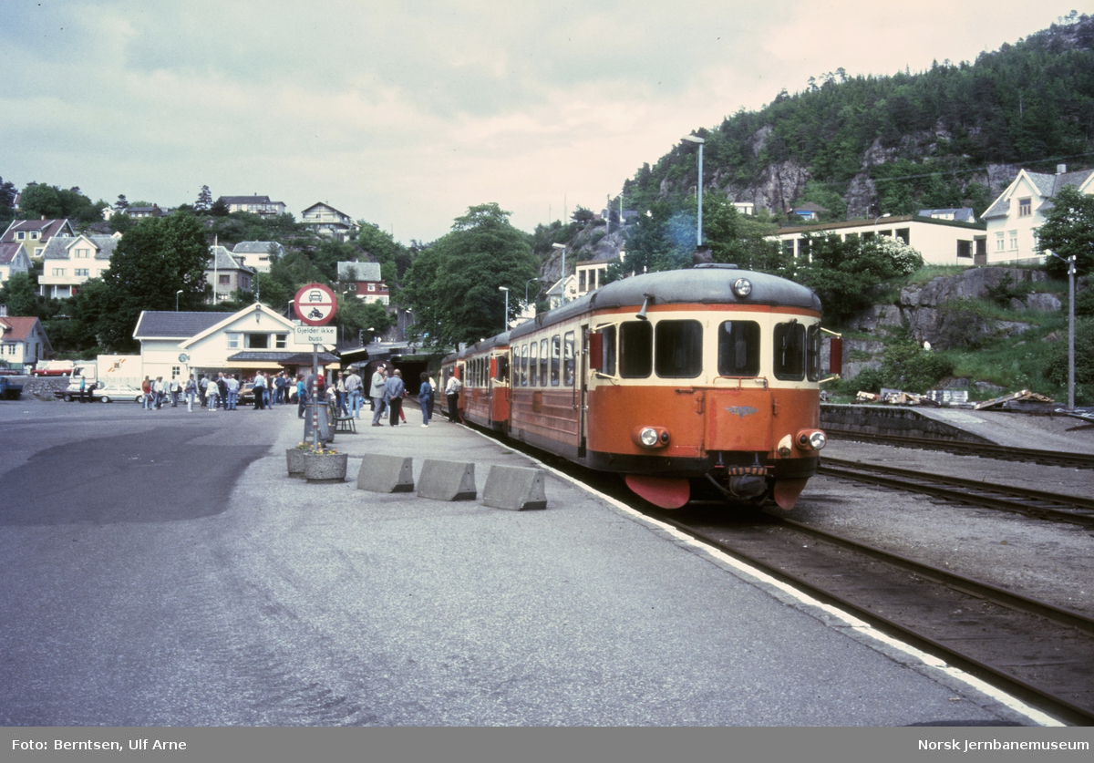 Persontog fra Sira med tre motorvogner tye BM 89 på Flekkefjord stasjon