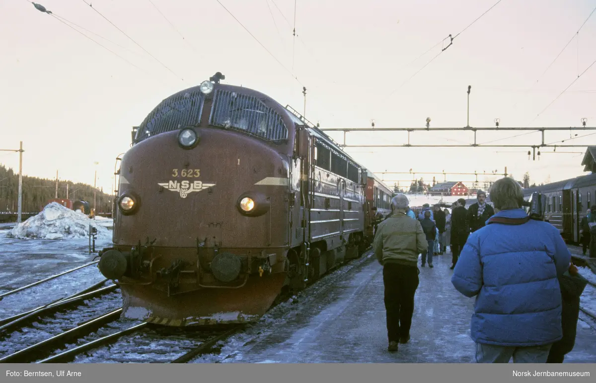 Diesellokomotiv Di 3 623 med persontog til Fagernes på Eina stasjon