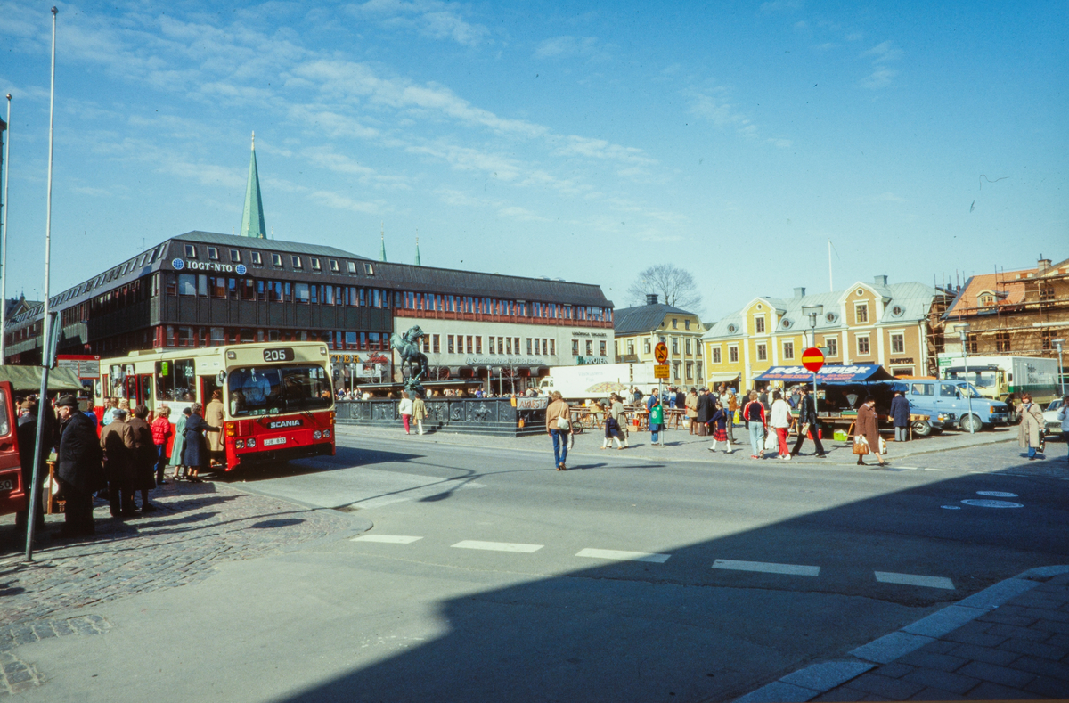 Stora torget i Linköping. På bilden ser man buss 205 och Filbyterstatyn. 
I bakgrunden ser man varuhuset Filbyter. 

Bilder från staden Linköping digitaliserade från diapositiv. Bilderna är från 1970-1990-talet.