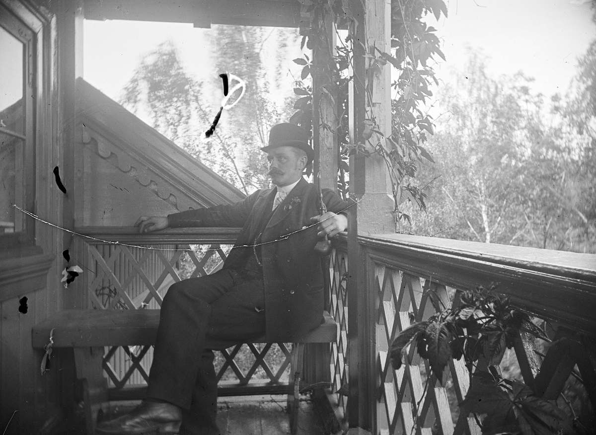 Oslo, Frognerveien 56, enebolig med veranda, ukjent mann, ingeniør Anton Øhre bodde her da han arbeidet ved Skabo Jernbanevognfabrikk fra 1889 til 1895,