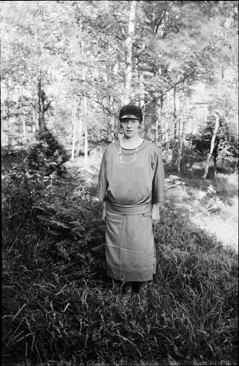 Kvinna i skogsdunge, Alunda, Uppland