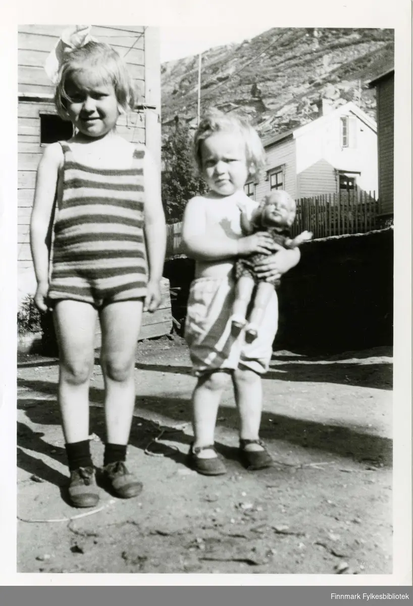 Eli og Berit Alexandersen i badedrakt. Sommer 1942 i Hammerfest.