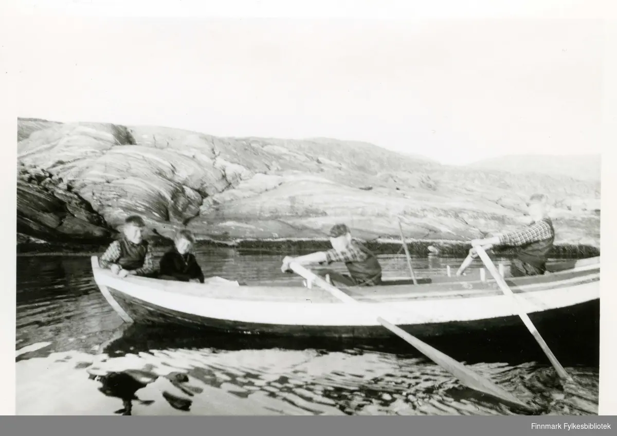 Robåt i Hammerfest rundt 1940. Familie Alexandersen på rotur. 