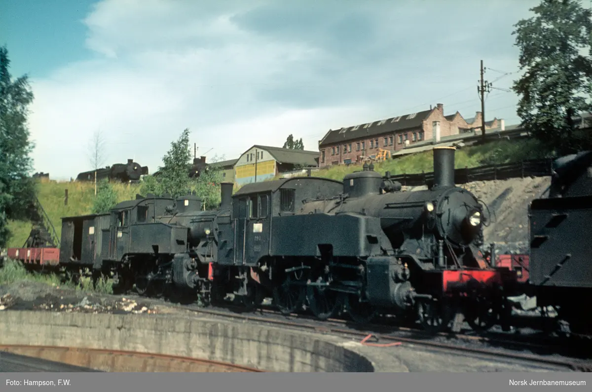 Damplokomotiver type 32a nr. 290 (nærmest) og 288 i Lodalen i Oslo