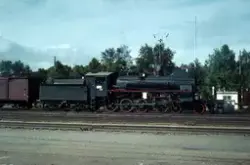 Damplokomotiv type 26c 434 med sydgående godstog på Røros st