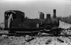 Tidligere NSBs damplokomotiv type IV nr. 15 VALE på kalksten