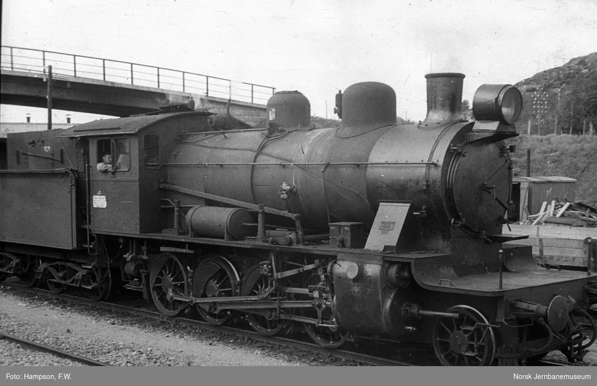 Damplokomotiv type 24bc 405 på Egersund stasjon