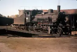Damplokomotiv type 27a 297 på svingskiven på Hamar stasjon