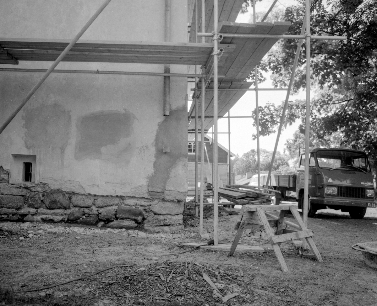 Mot slutet av 1960-talet hade brister på Askebys medeltida klosterkyrka nått den grad att en restaurering var oundviklig. Tre områden kunde definieras i kyrkans rötskadade brädtak, sprickor i rappningen och att grundmuren vittrade orsakat av tidigare pålagd cementputs. Våren 1969 kunde arbetet påbörjas under ledning av ingenjör Ture Jangvik och byggmästare Bengt Källström.