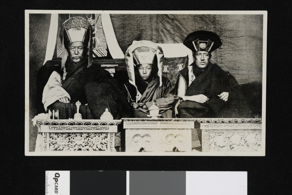 Tre "Levende Buddhaer". Fotografier samlet inn i forbindelse med Elisabeth Meyers reise til India 1932-33.